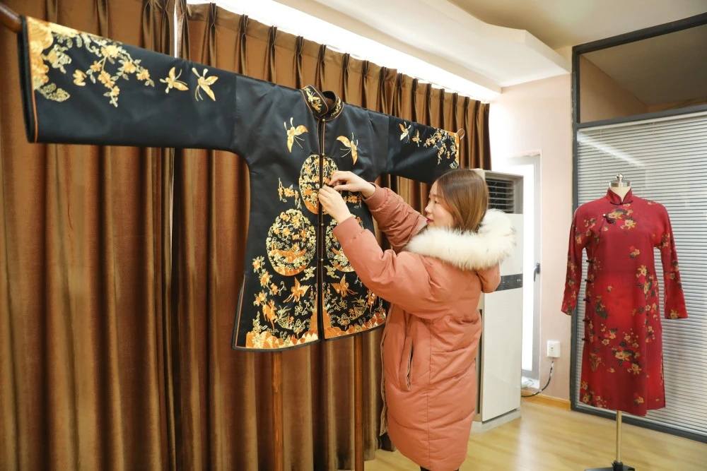 95后女生做寿衣模特店铺在哪里,95后女生在淘宝做寿衣模特