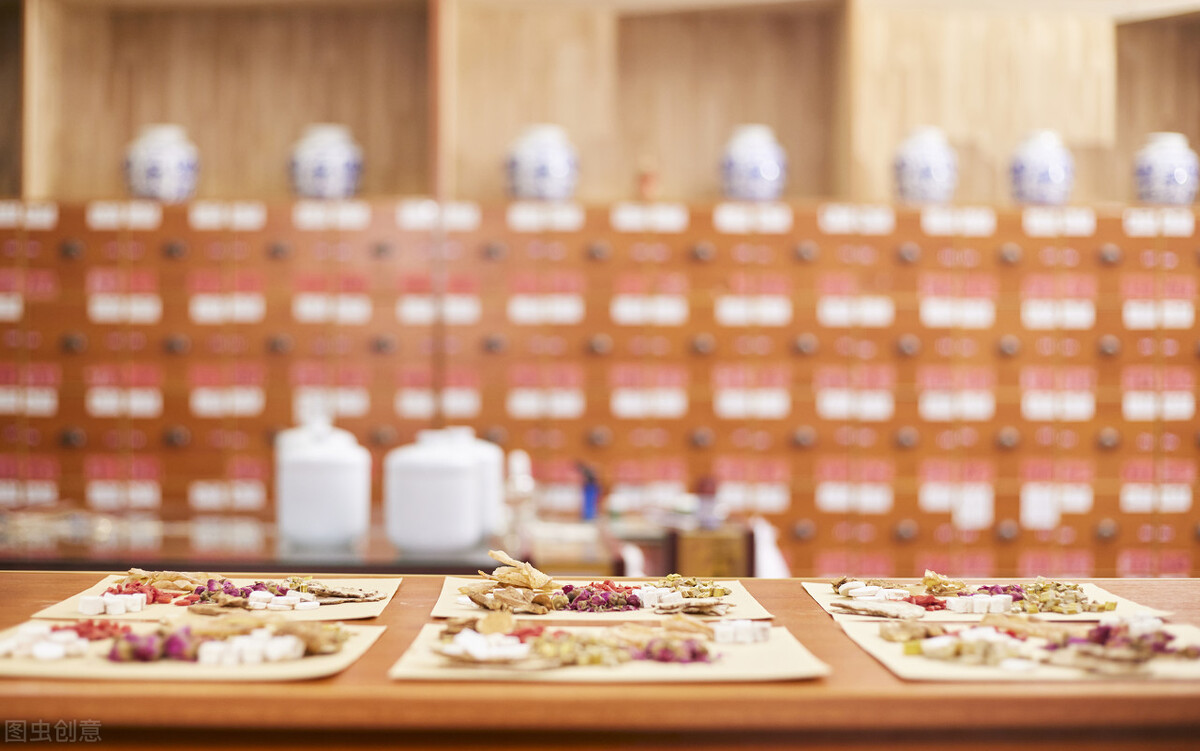 见到凳子就想坐，见到床就想躺，哈欠连天？四味中药，巧妙地化解