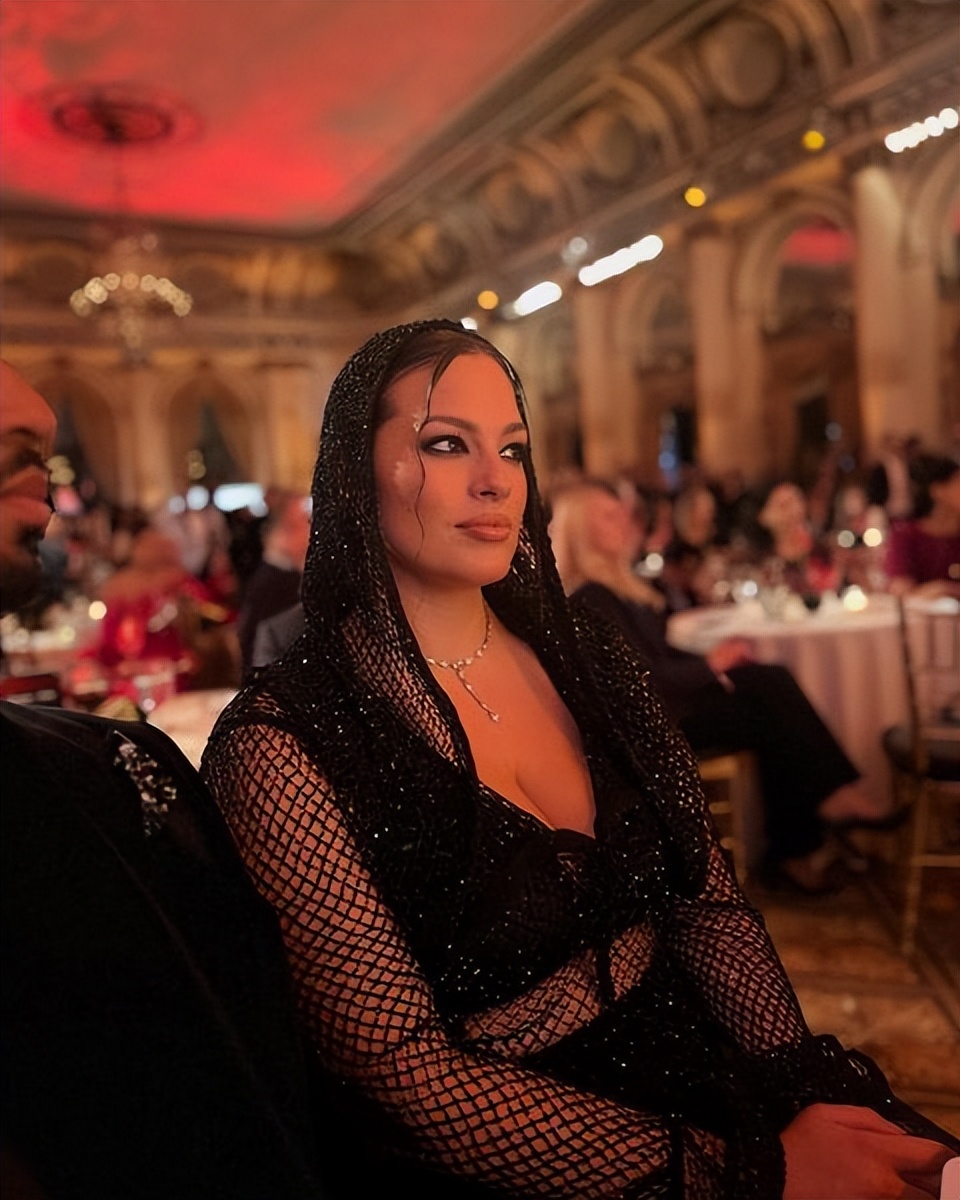 大码超模穿“黄金胸衣”亮相真闪！肚子上还有妊娠纹，体重超180