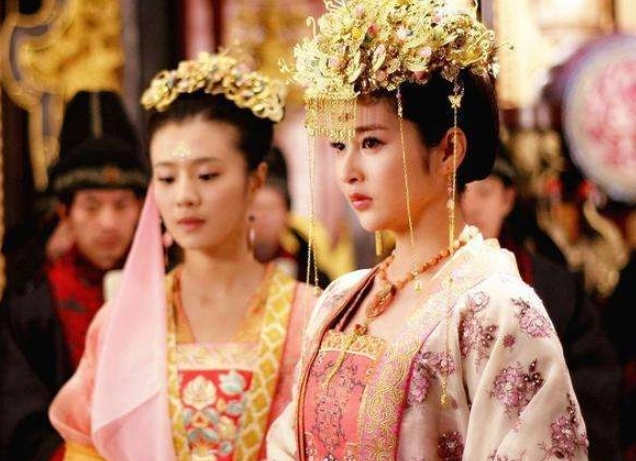 落难公主被当丫鬟复位后杀全家,公主被掉包流落民间进入青楼