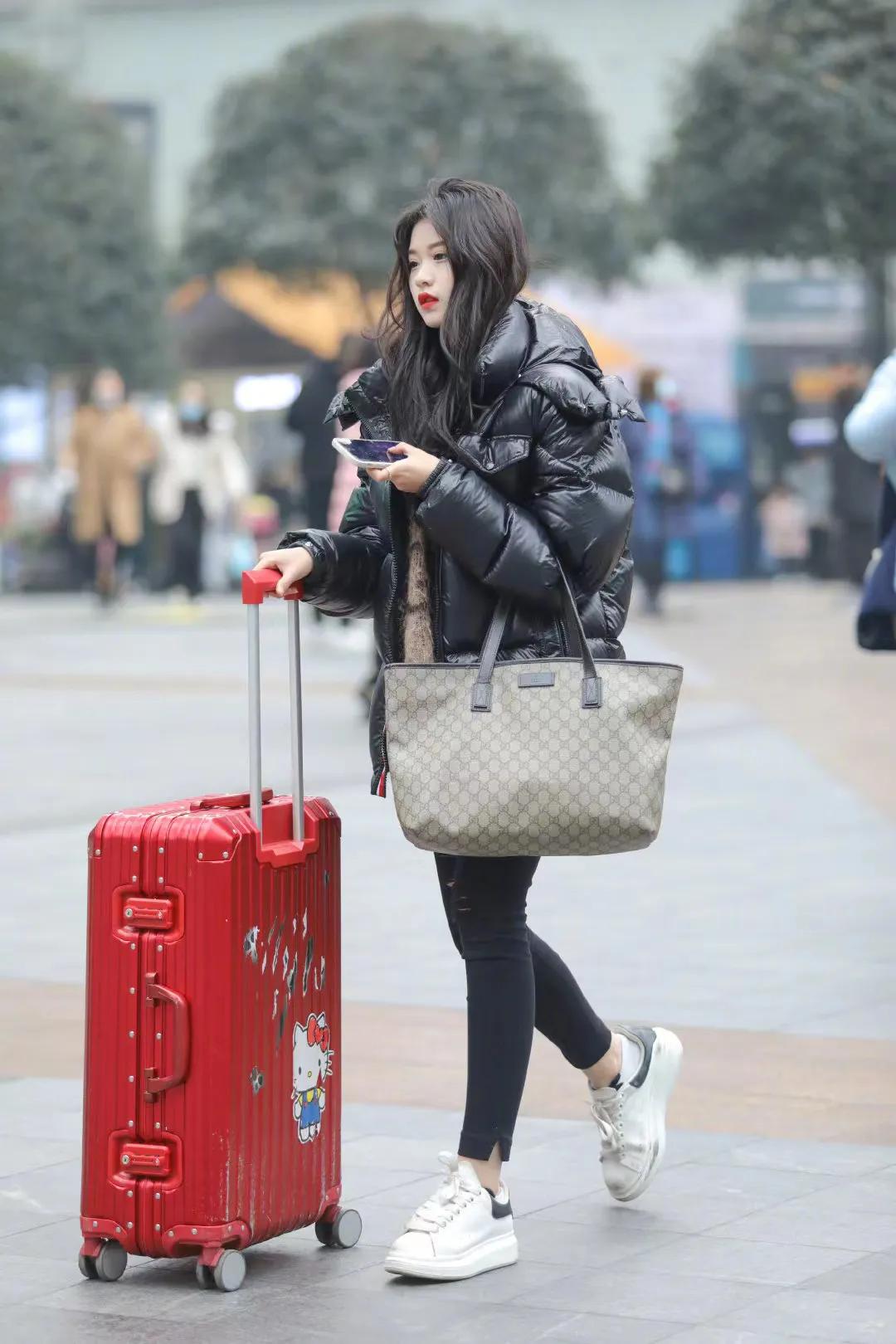 看街拍识包包：Gucci哪些包款最受欢迎？10组穿搭告诉你