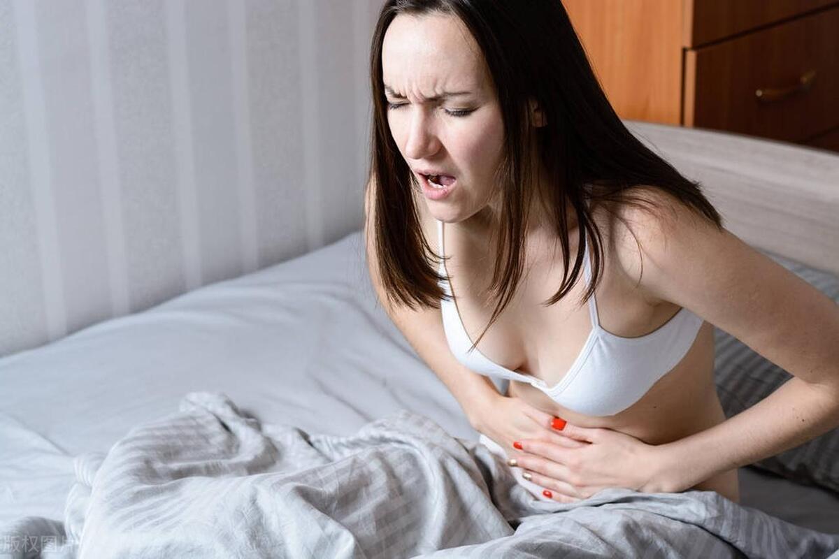 月经过后有深褐色分泌物是怎么了,月经结束还有褐色分泌物怎么回事