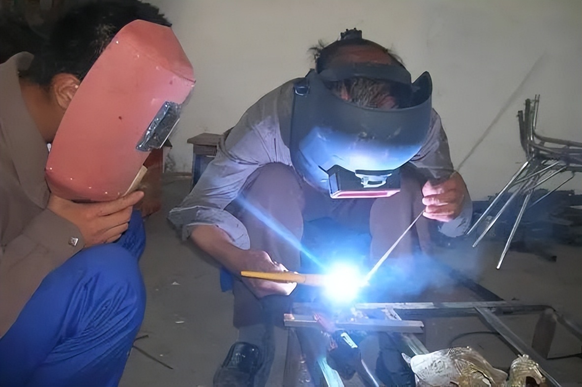 电焊弧光闪了眼睛最有效的办法,电焊闪了眼睛最快的治疗办法