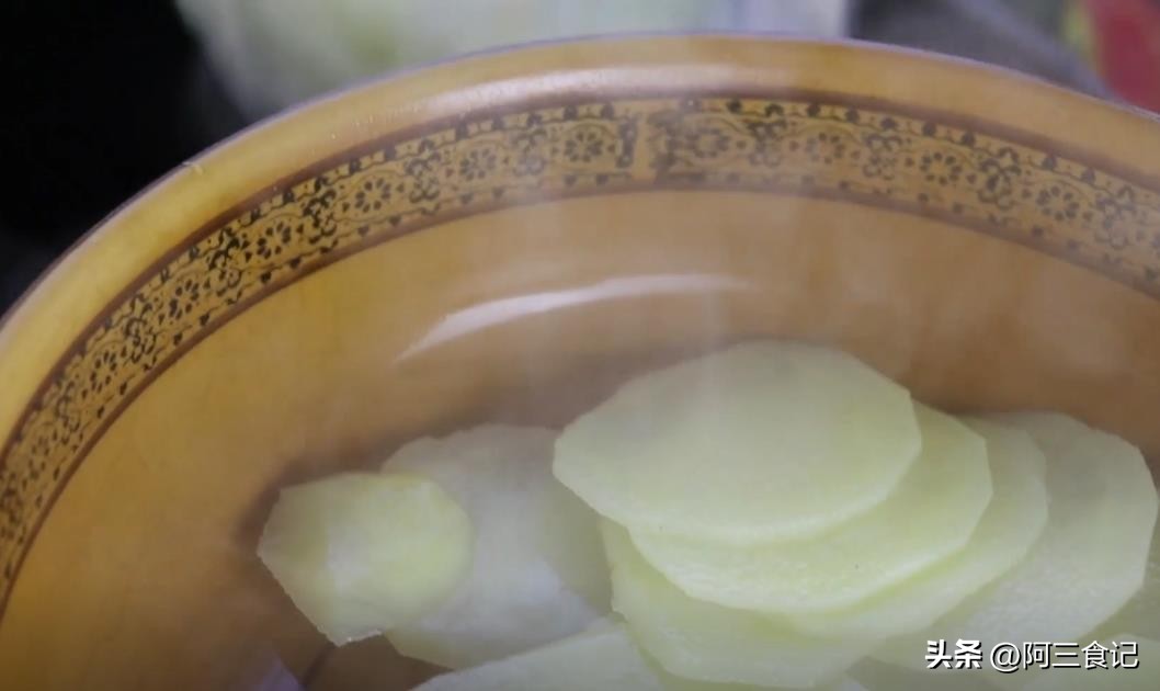 在家里也能做好吃的薯片,薯片做法赶紧学起来吧