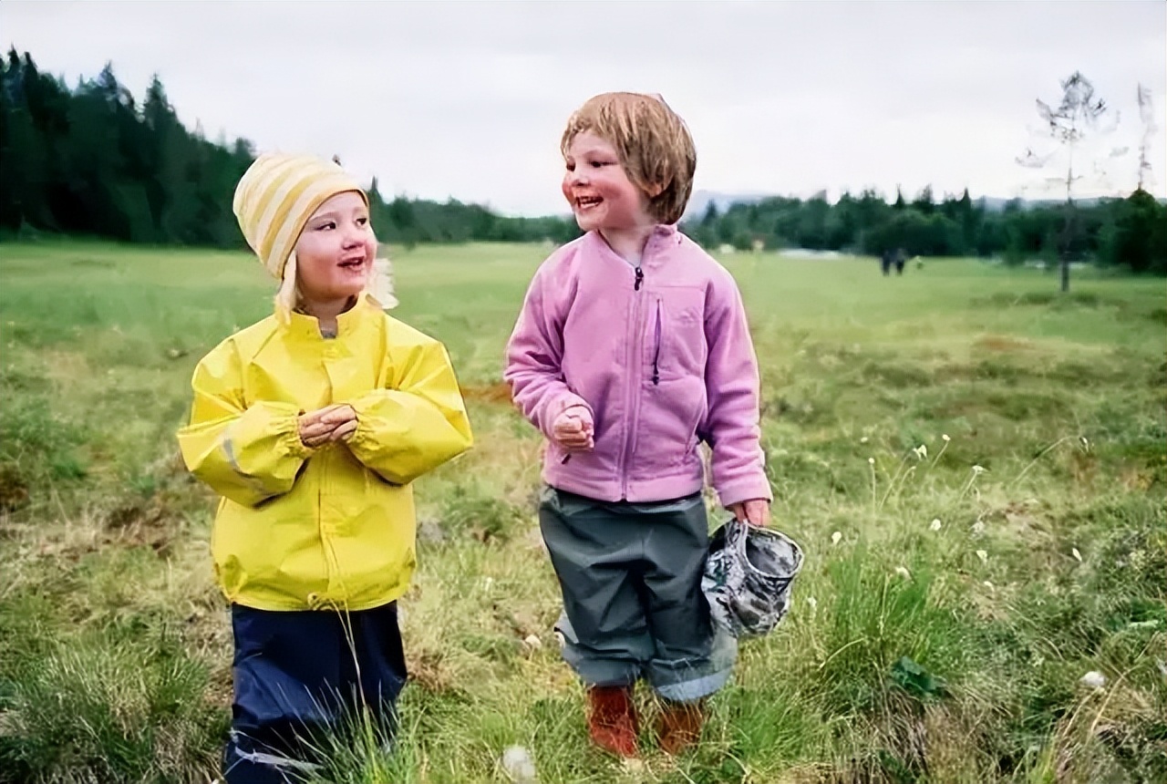 孩子被排挤妈妈要怎样引导他,小孩被排挤该如何教育