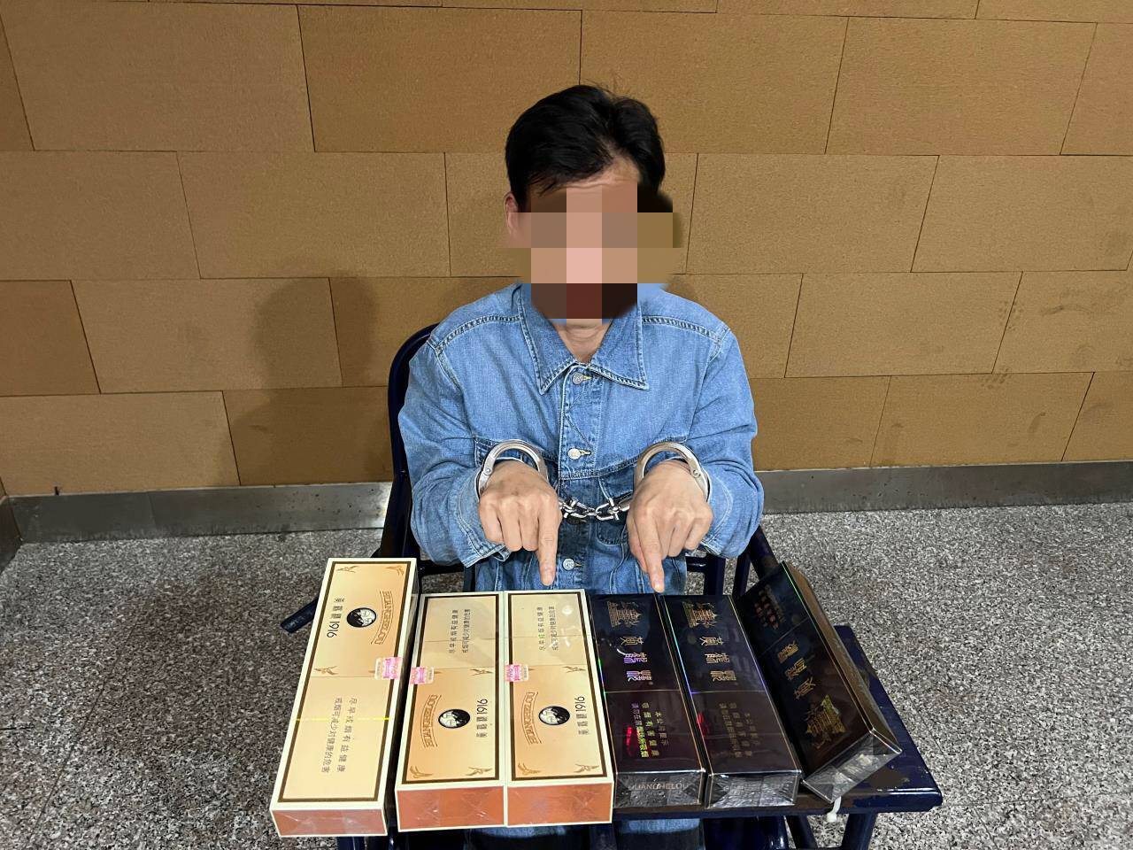 警方跨省抓捕涉嫌销售假烟,假装扫码买烟被抓