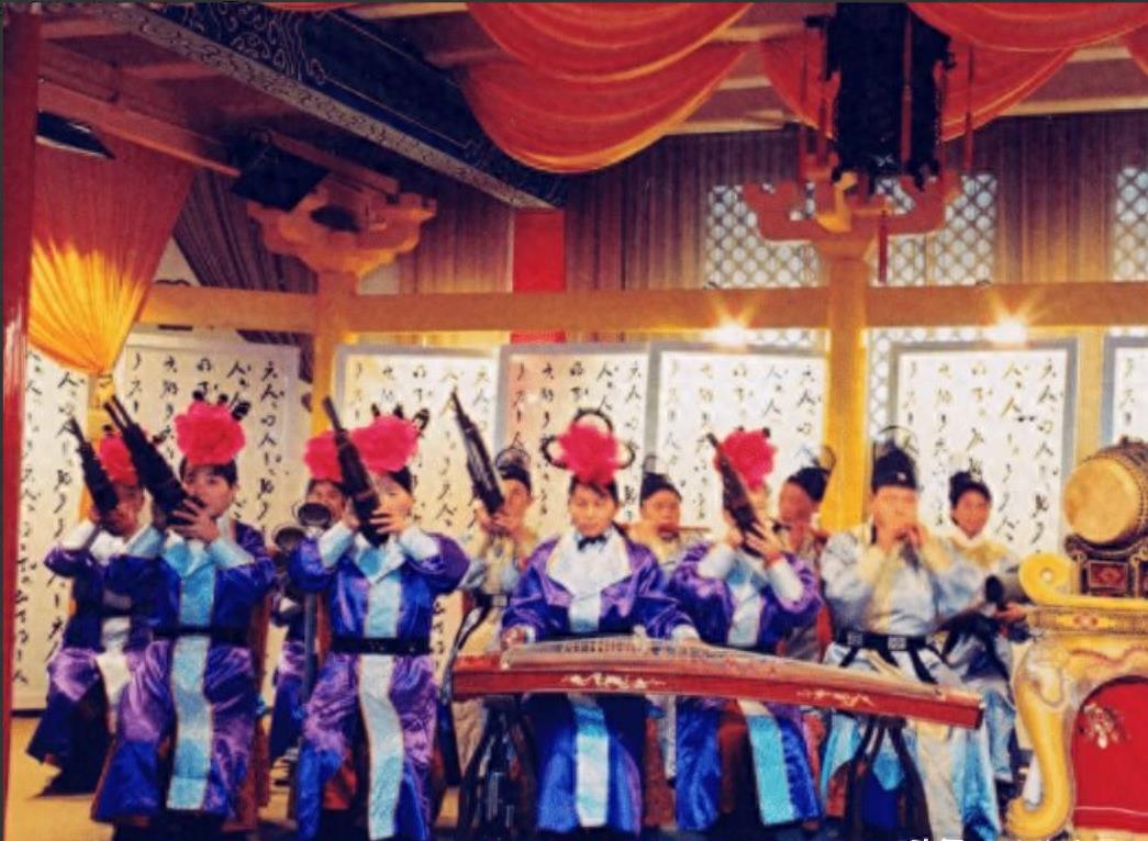 淫妃赞诗遭杀戮，尸骸踏之众人愁。