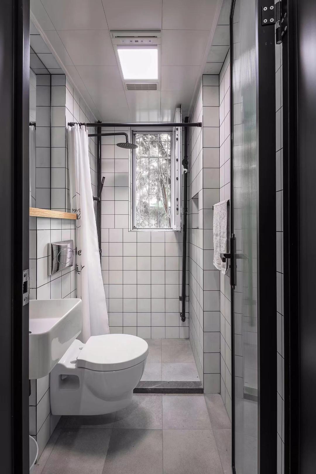 公共厕所蹲式马桶,传统蹲便和壁挂马桶