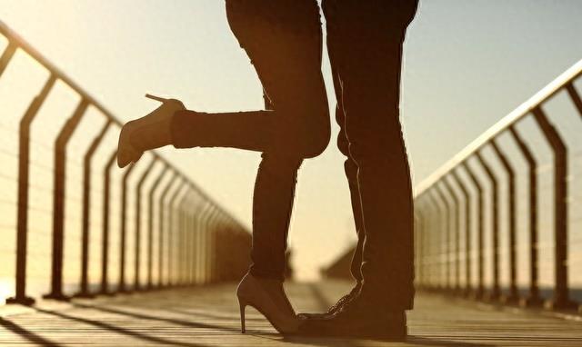 原配当街暴打小三判刑,原配暴打小三该不该判刑