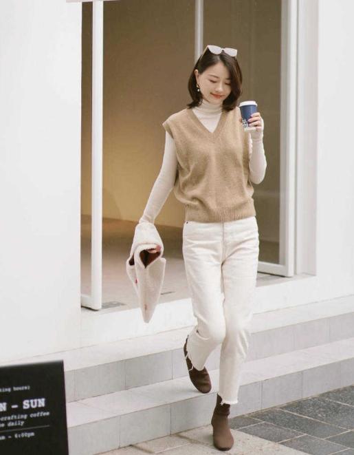 米色才是秋冬的百搭色,推荐这5组配色方案,照着穿优雅又显白