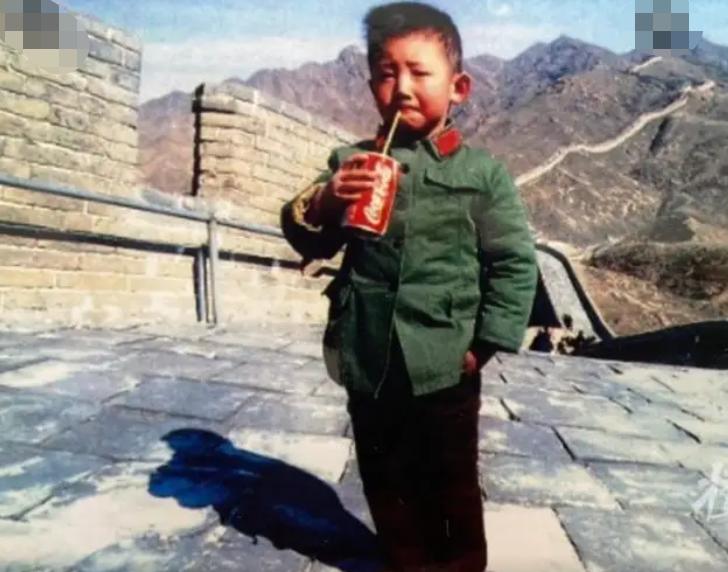 1979长城上喝可乐的小男孩是谁,1979年长城喝可乐男孩图片