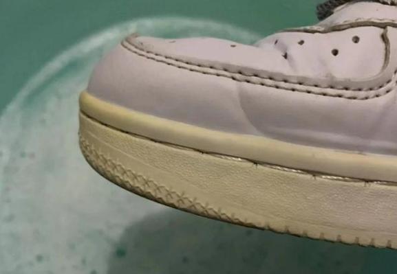 小白鞋怎么变黄的,小白鞋怎么去黄很顽固