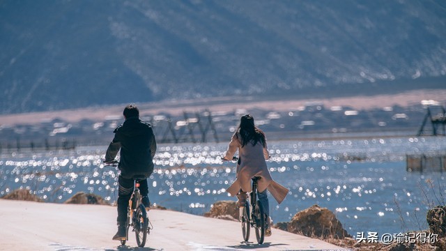 男子低头玩手机差点被绊倒,男子低头玩手机过马路被撞