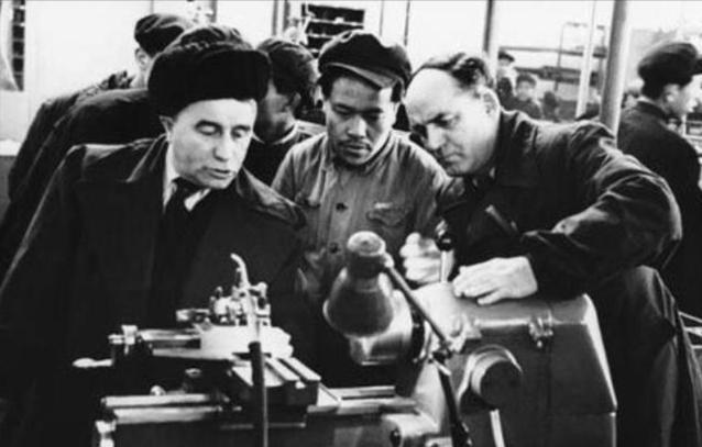 中越开战前，*小平邓**出访美国巧用奇谋，致使苏联百万大军不敢妄动