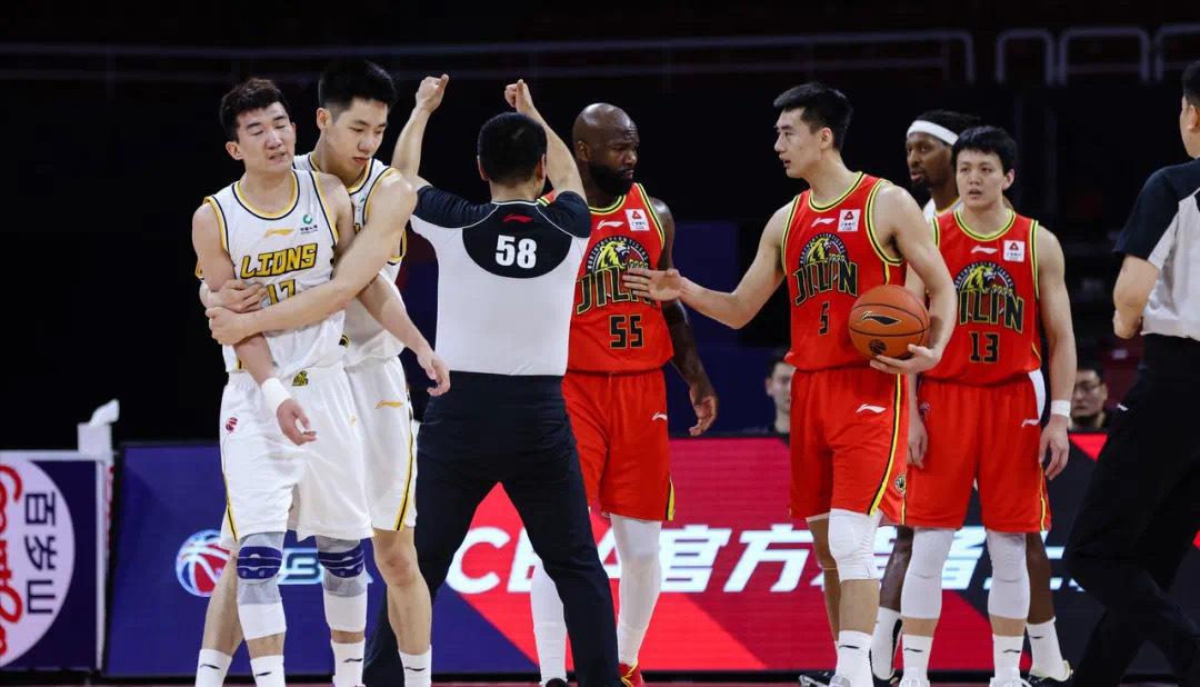 cba00后小将姜伟泽灌篮集锦,吉林男篮新星姜伟泽