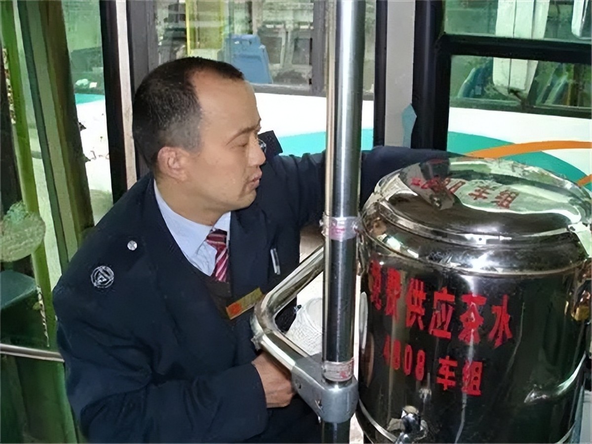 19年，一90岁老人坐在公交车上不肯走！一查是毛主席接见过的劳模