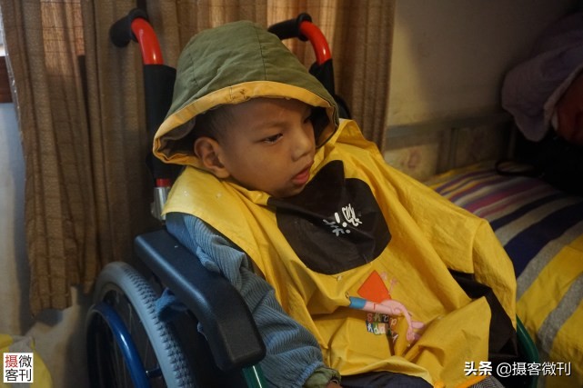 男童重病垂危妈妈哭,两岁男童罹患怪病