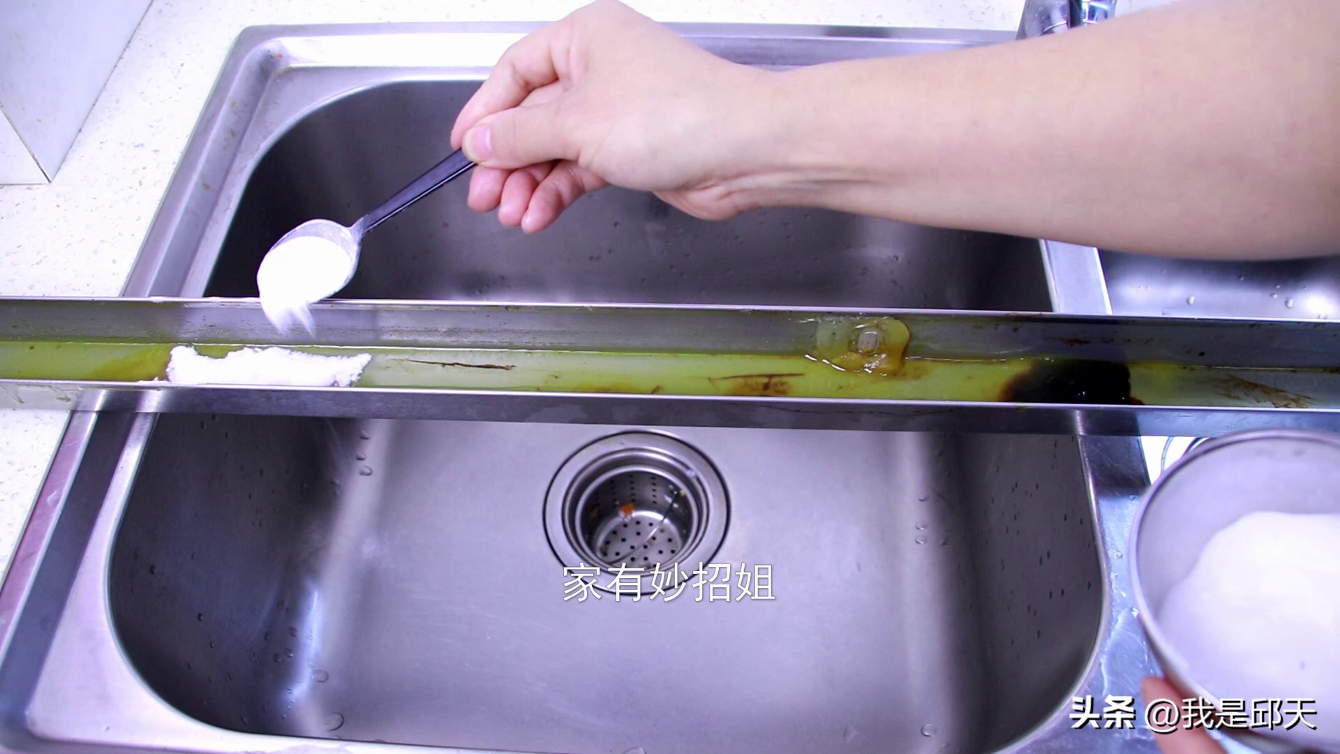 油烟机油盒再脏也不怕,清洗油烟机油盒最简单的方法