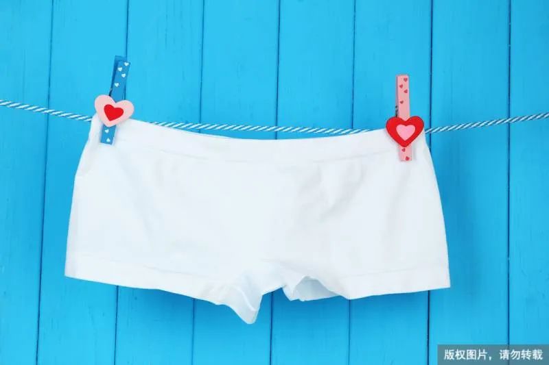 裤上有褐色分泌物是月经吗,内裤一直有黄分泌物怎么回事