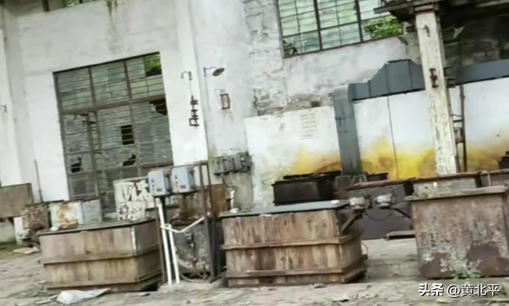 重庆万州李河镇废弃的兵工厂，30年前热闹非凡现在确实残檐破壁