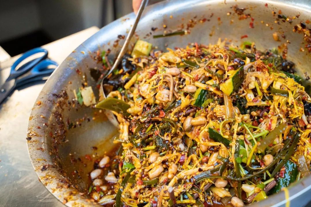 红河州有个“凉菜西施”，4㎡的小摊火了15年，一个月能卖10吨菜