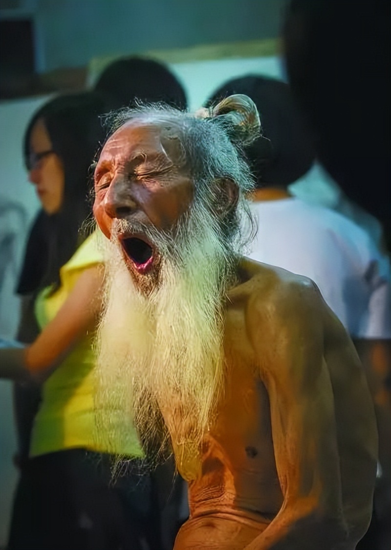 广美裸模爷爷，曾抗美援朝，拾过荒，中过毒，有90后女友