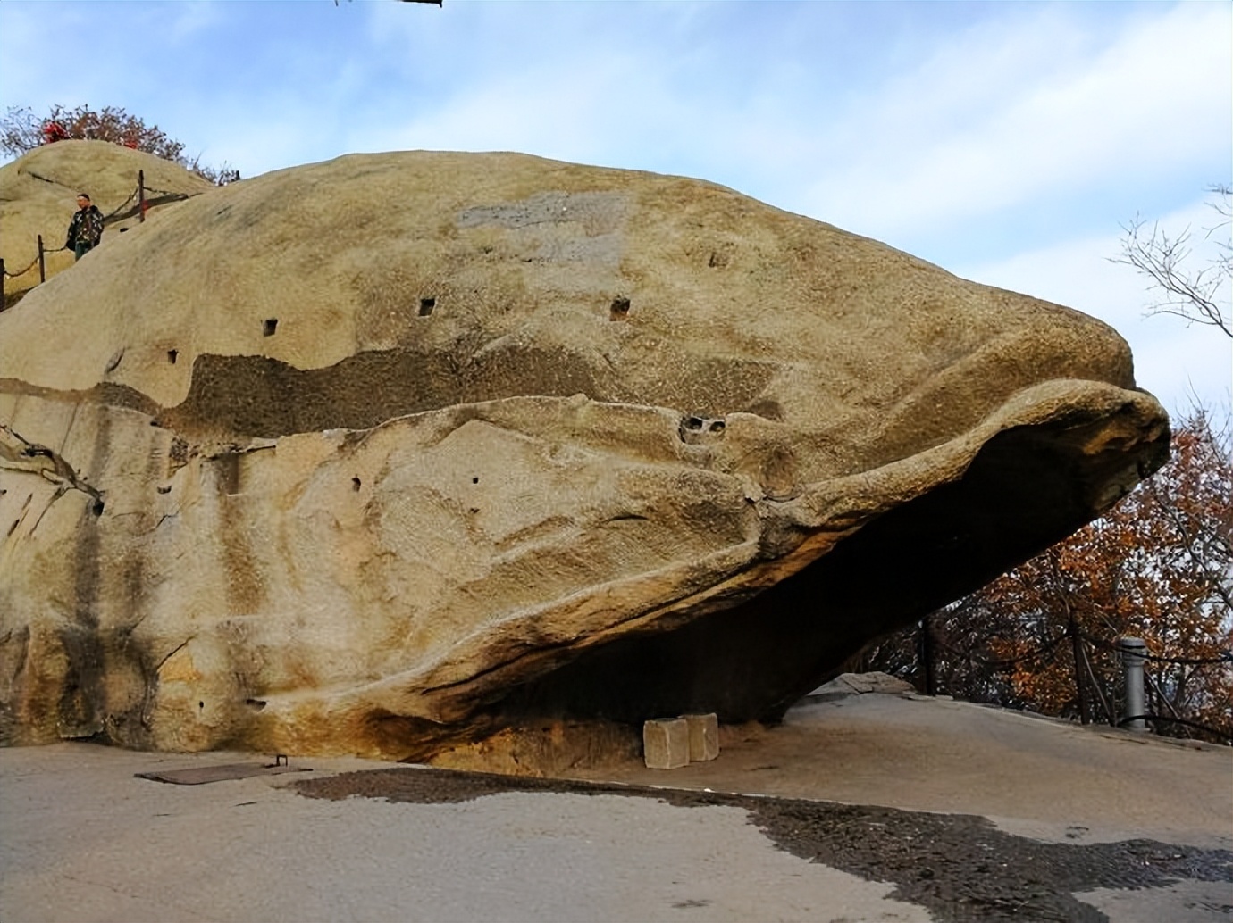 冬日里的华山银装素裹,冬日登上秦岭山脊
