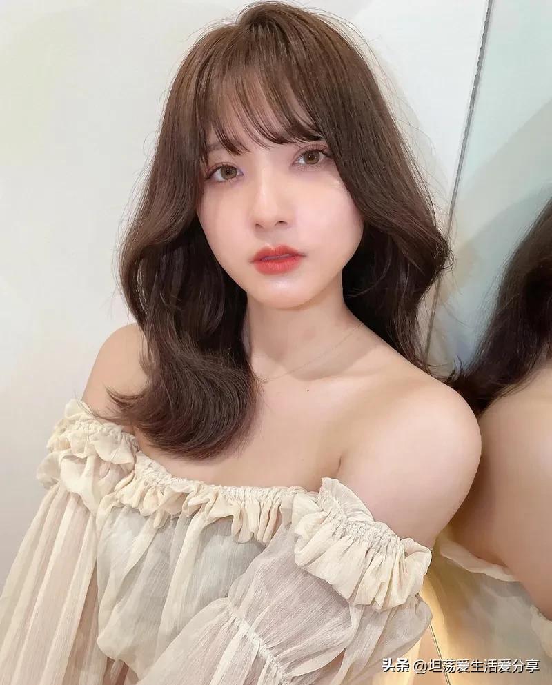 两边翘起来的发型有氛围感,散发发型既简单又俏皮