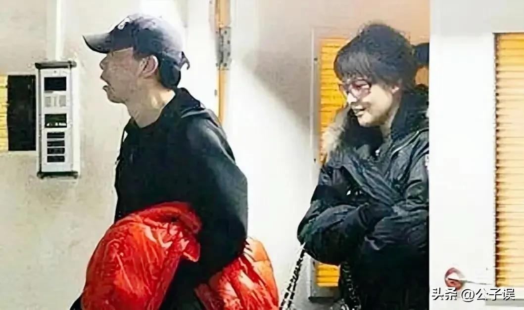 一张和冯小刚的“夜宿门”照片,彻底撕下了沈星的遮羞布