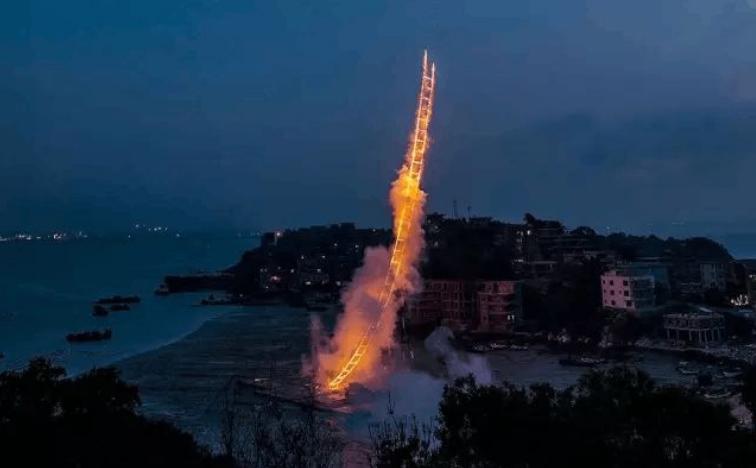 玩火上瘾3分钟烧掉百万!被外媒泼脏水的中国男人,凭啥一战封神