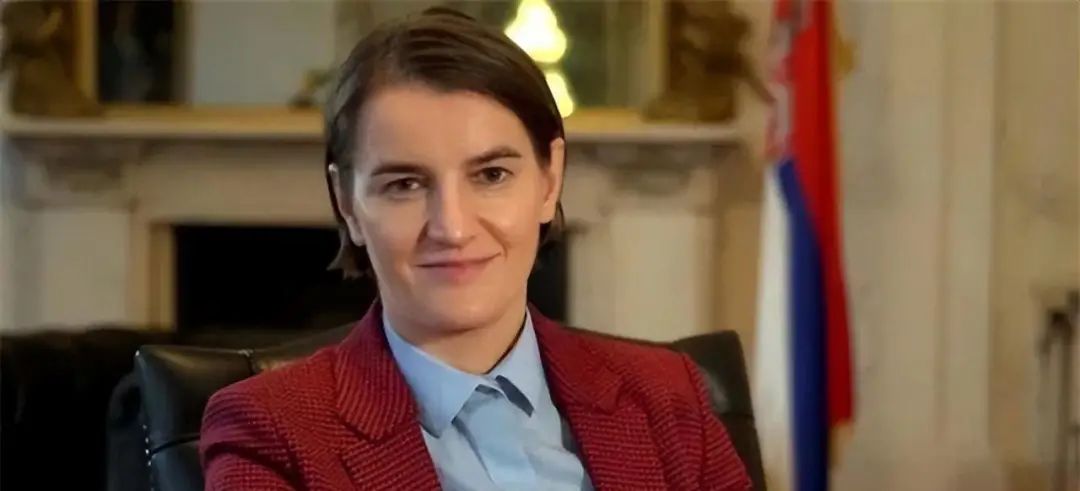 塞尔维亚女总理，比男人还帅气，和同性太太秀恩爱，靠试管生儿子