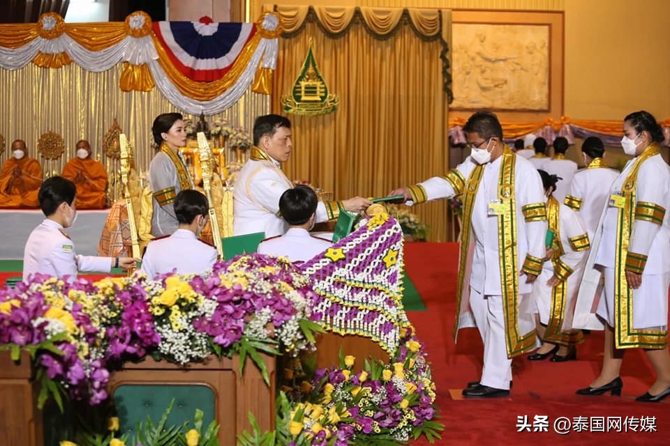 泰国国王大学毕业证,泰国王后苏提达获学士学位