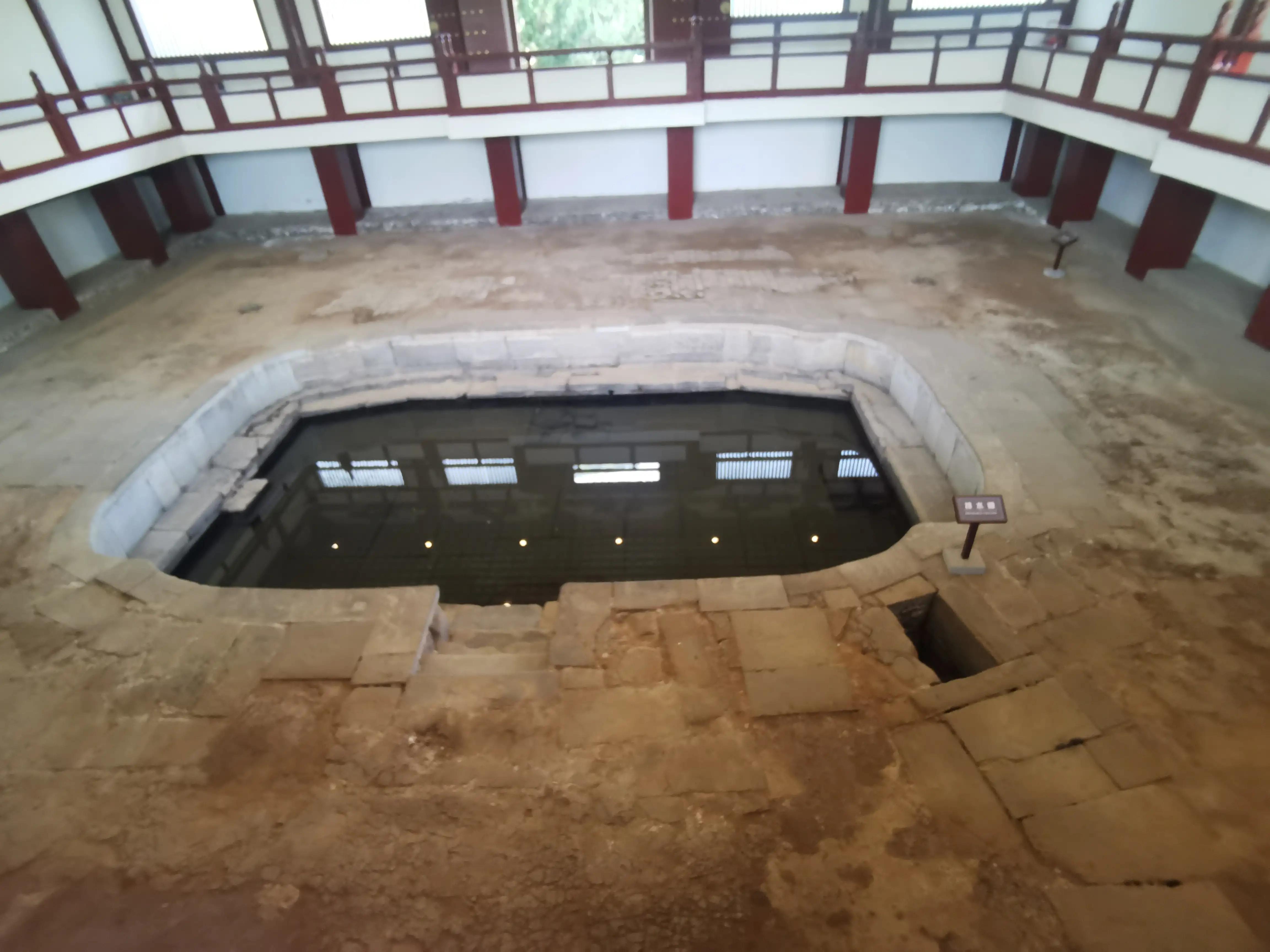 华清池温泉水滑洗凝脂,春寒赐浴华清池温泉水滑洗凝脂