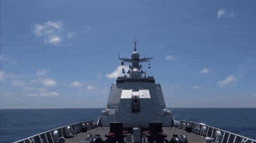 向解放军学习！俄官兵登上052D，在垂发前驻足，笔记本写满要点