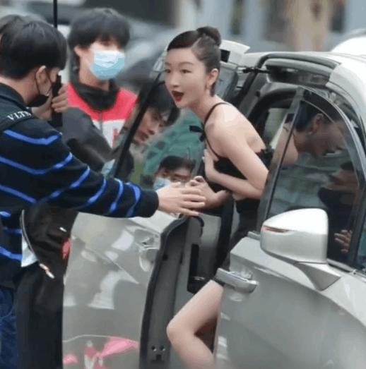 周冬雨如何化解尴尬,有一种尴尬叫周冬雨