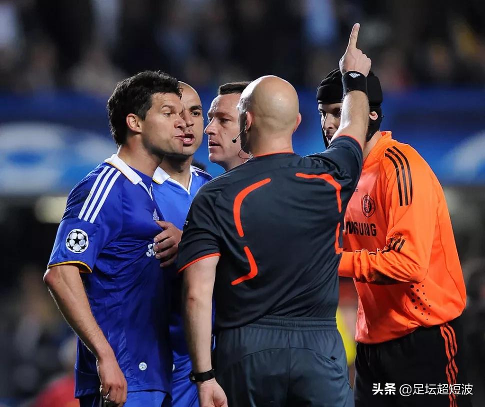点球误判欧冠,点球红牌错判视频