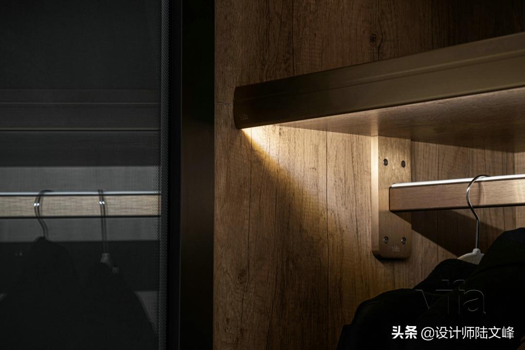 主卧厕所正对床用隐形门,主卫门对着床做隐形门