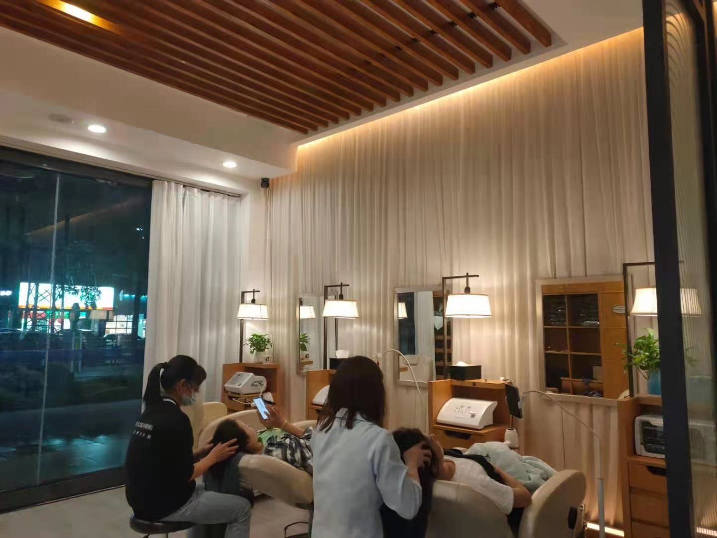 丝域养发的内幕交易,丝域养发经营模式