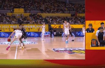 争议判罚!广厦两次对弗格犯规都不吹,名嘴直接表达“质疑”