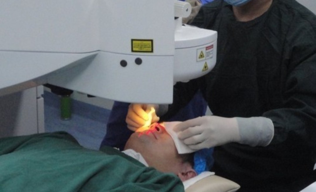 身上出现了大面积小红点不痛不痒,身上出现小红点不痛不痒什么原因