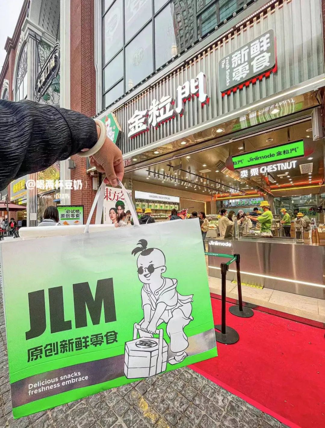 网红零食进口零食折扣店,零食新零售的风口