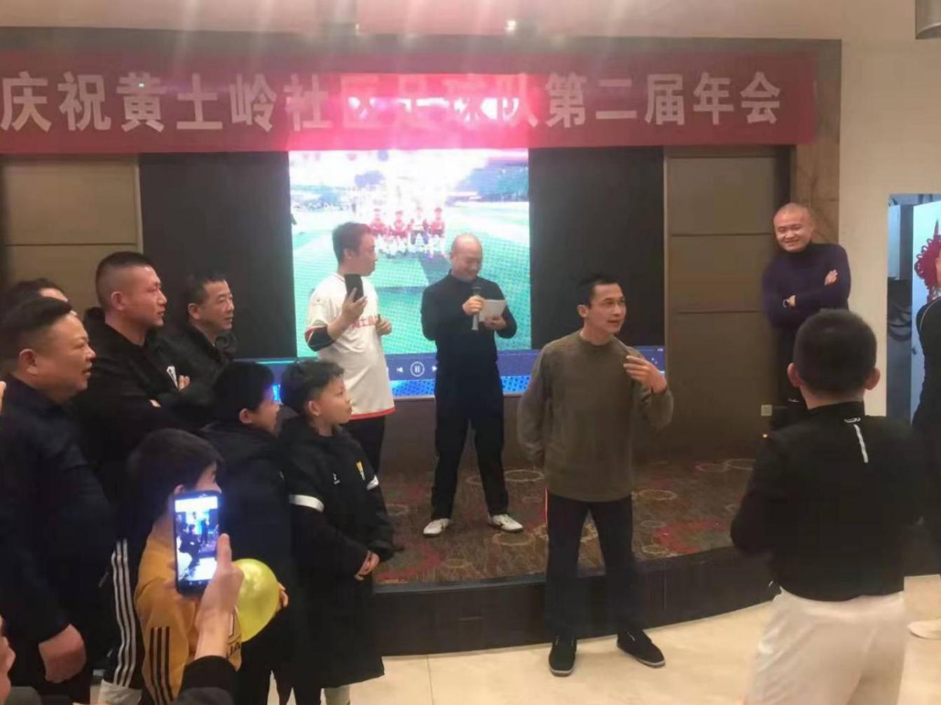 十里街道：黄土岭社区足球队竞技迎新年