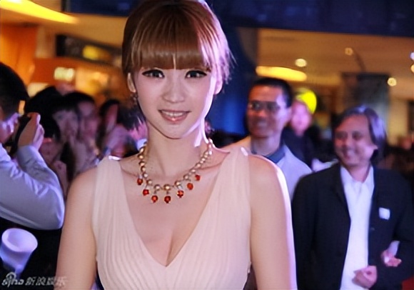 “胸前有料”柳岩：因伴娘门身败名裂，得罪陈凯歌被王思聪骂无脑