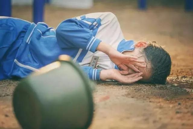 家长接送孩子上下学现象,提醒家长接送女儿上下学的必要性