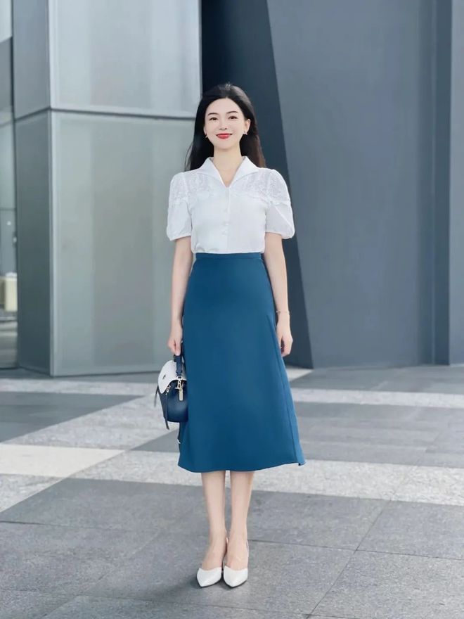 中年女性怎么穿的减龄又有职业感,中年女人减龄的穿搭