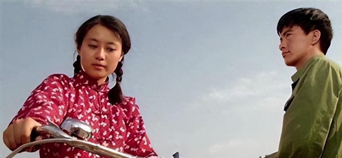 干瘪黑瘦，一口假牙，这就能演“村花”？观众表示越看越觉得假