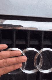 搞笑gif谁这么有才把车开上房顶了,搞笑gif段子这车开出去也太拉风了