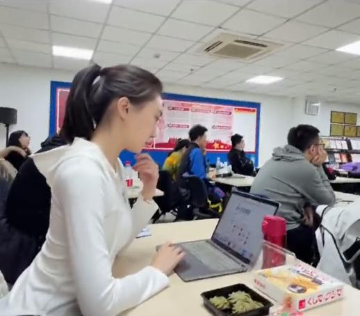 水均益29岁女儿当央视记者！精通4国语言，清华读研，颜值大逆袭