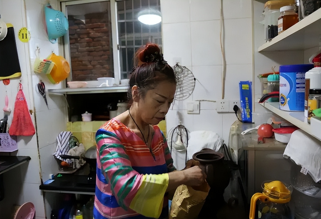 保姆无偿照顾雇主遗孤十余年,雇主夫妇双双重病临终托孤