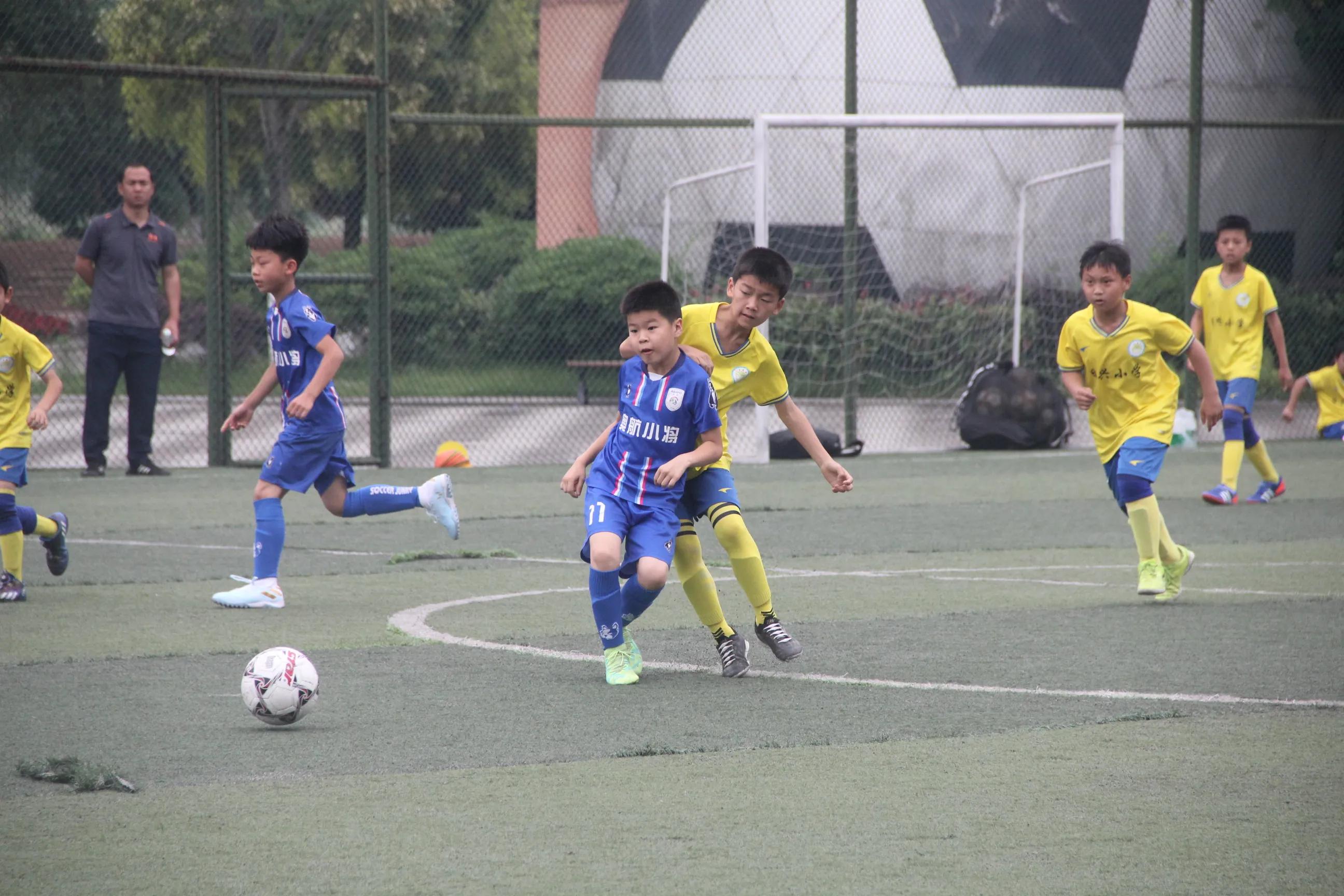 小朋友足球主题活动,仪陇日兴小学足球比赛